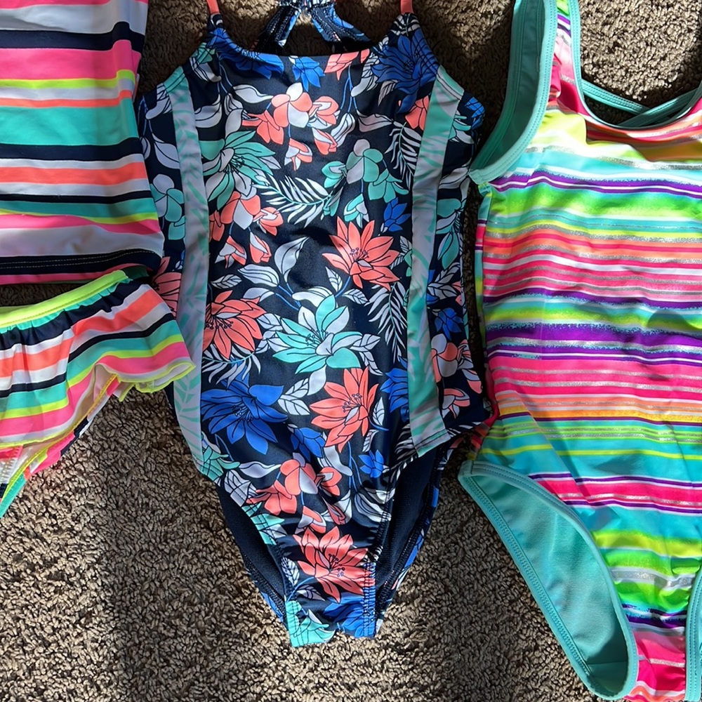 Girls bathing suit lot - Picture 3 of 4
